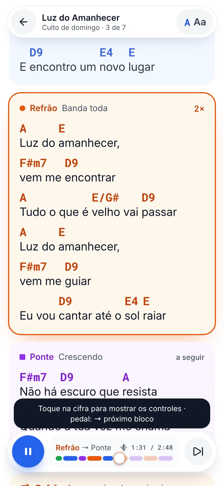 Cifra no celular: o refrão em destaque, a próxima parte logo abaixo e os controles ao alcance do polegar.